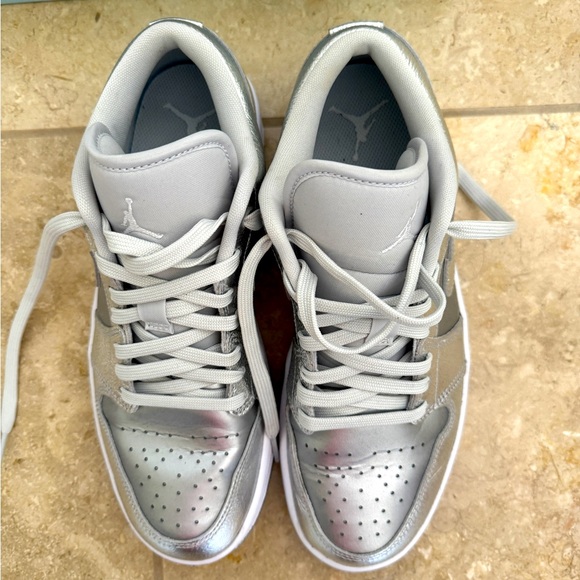 Air Jordan 1 Metallic Silver sneakers - Picture 1 of 11